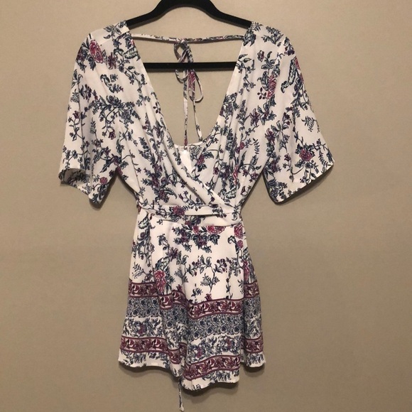 Francesca’s White Floral Romper Tie Belt Size Small - Picture 2 of 6